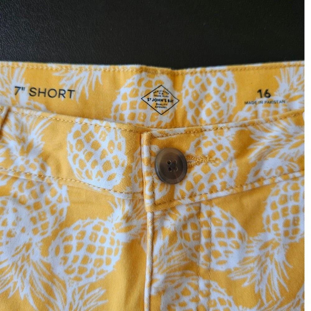 St Johns Bay Womens Yellow Pineapple Print Mid Rise 7 Inch Shorts Size 16 NWT